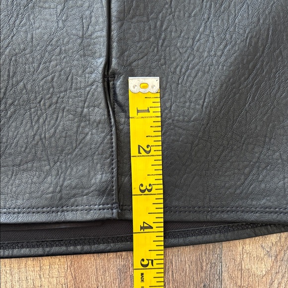Old Navy Faux Leather Black Mini Skirt New with tags - Picture 4 of 8